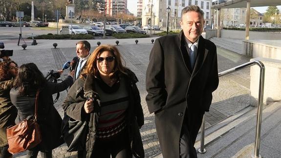 Carmen Vega y Joaquín Aréstegui, a su llegada a los juzgados. 