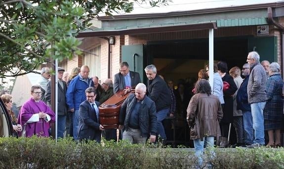 Momento en el que el féretro abandona la iglesia de San Agustín, en el Polígono de La Magdalena, tras el funeral celebrado ayer. 