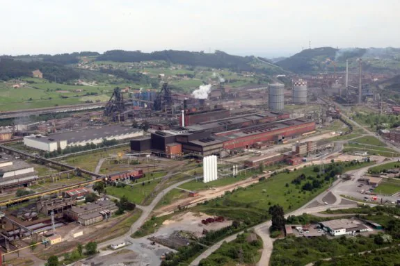 Vista aérea de la factoría que el grupo ArcelorMittal tiene en Gijón. 