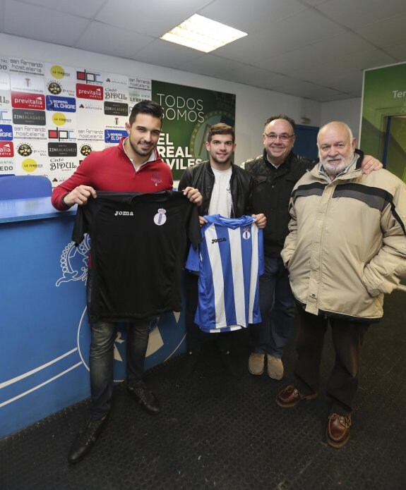 Lucas Anacker y Óscar Ruiz posan con la camiseta del Real Avilés junto a Manuel Paulino Fernández y Juanjo Prendes. 