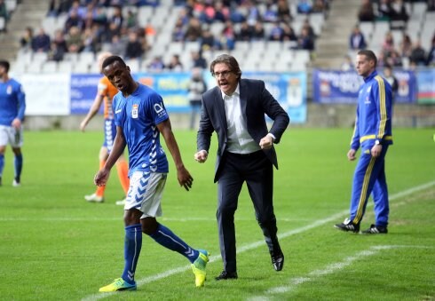 El técnico Sergio Egea arenga a sus jugadores, con el futbolista Koné a su lado. 