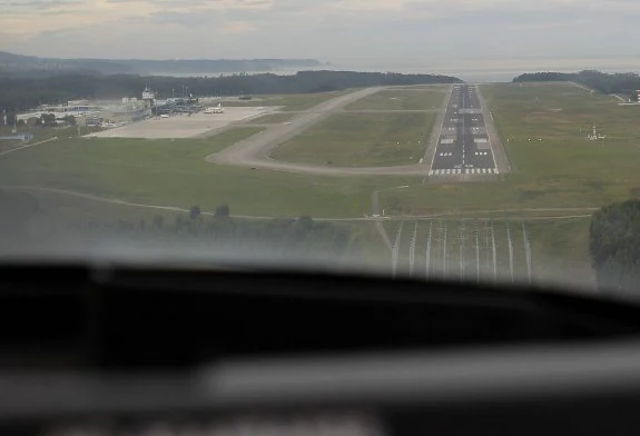 Imagen de archivo del aeropuerto de Asturias captada desde una avioneta. 