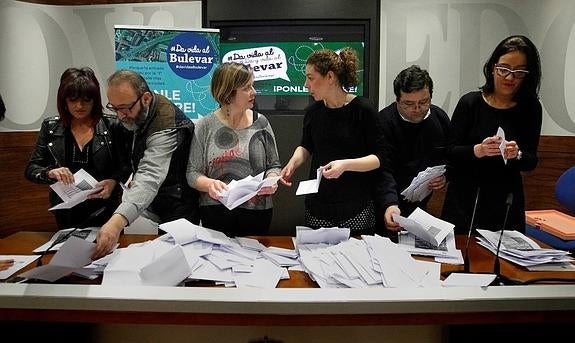 Belén González, Xoxé Bermello, Ana Taboada (Somos), Cristina Pontón (IU), Luis Pacho (Ciudadanos) y Covadonga Díaz (PP). 