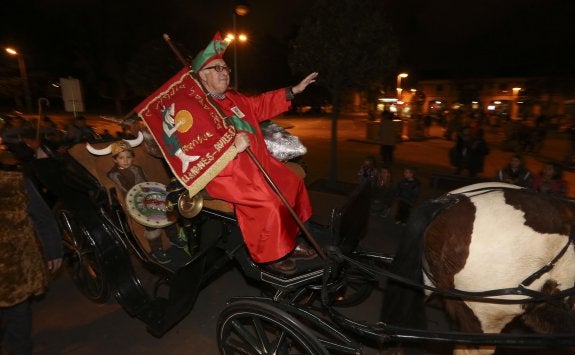José Ángel del Río en la calesa, acompañado de Samuel Valle y la sardina. 