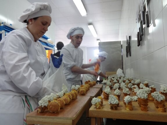 Los alumnos de Hostelería del IES durante la preparación de cornetes de queso de Cabrales. 