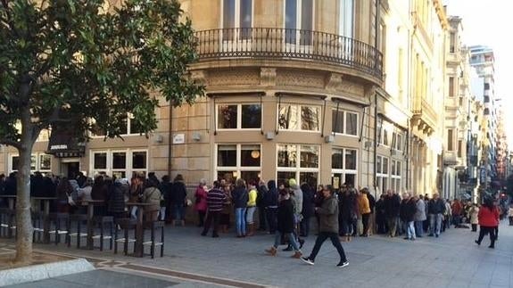 Cola alrededor del Teatro Jovellanos.