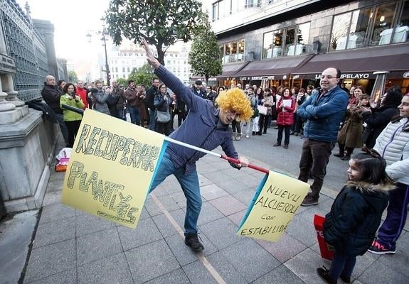 Protesta de los interinos ante la Junta General