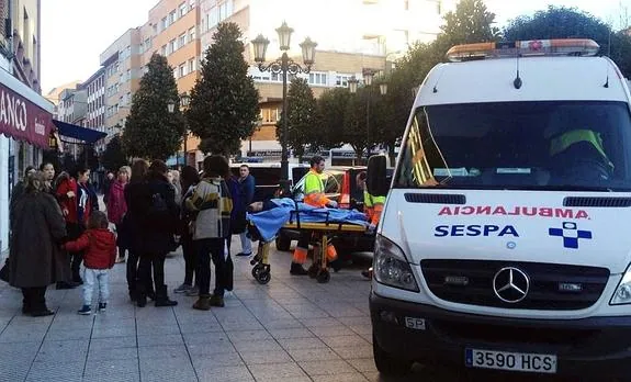 El personal sanitario traslada al herido a la ambulancia. 