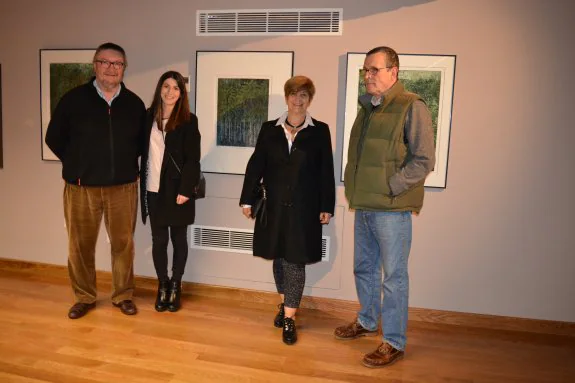 Familiares de Posada, ayer, en la muestra. 