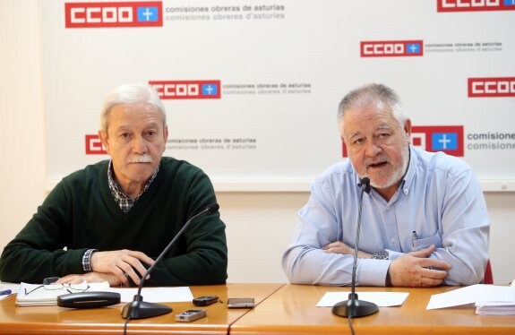 El secretario general de UGT en Asturias, Justo Rodríguez Braga, y el de CC OO, Antonio Pino, ayer, durante una rueda de prensa. 