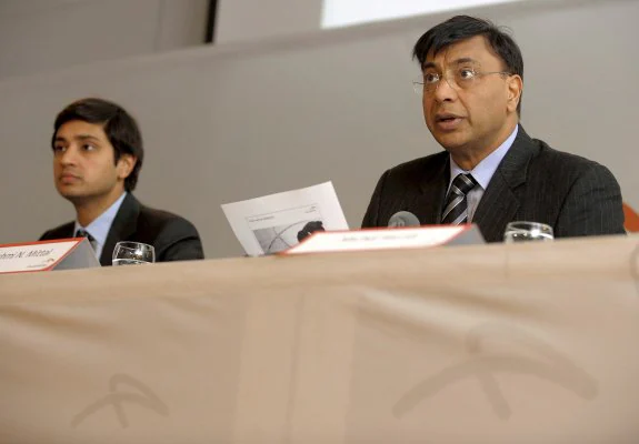 El director financiero de Arcelor Mittal, Aditya Mittal, y el presidente del grupo, Lakshmi Mittal. 