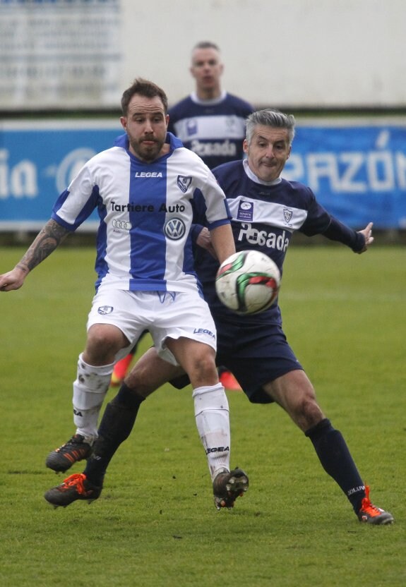 Porto lucha por el balón con el marinista Roberto Suárez. 