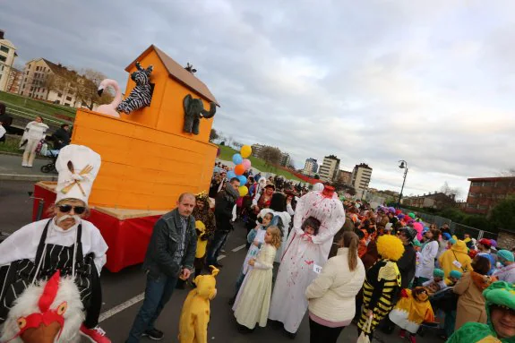 El Arca de Noé estuvo acompañado en su recorrido por niños y adultos disfrazados. 