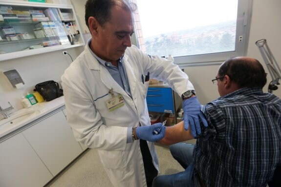 Un hombre se vacuna contra la gripe en Avilés. 