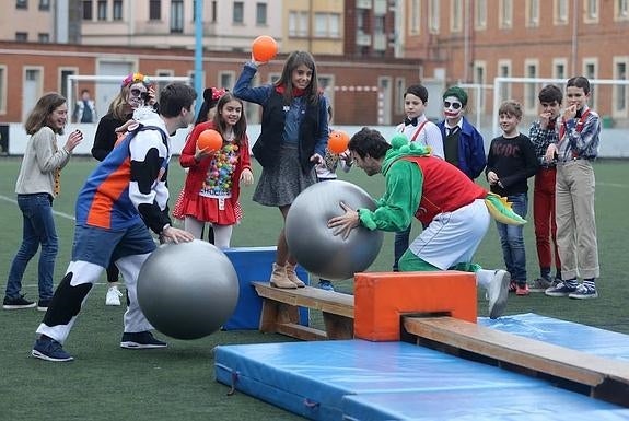 La diversión estuvo asegurada en la fiesta solidaria de la Inmaculada. 