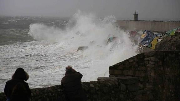 El mar golpea con fuerza en el puerto de Llanes.