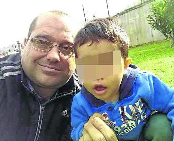 Hugo Álvarez, con su hijo, en una imagen reciente. :