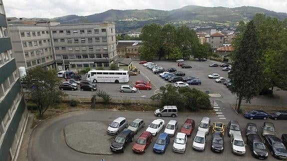 Dependencias vacías del viejo HUCA en el barrio ovetense de El Cristo.