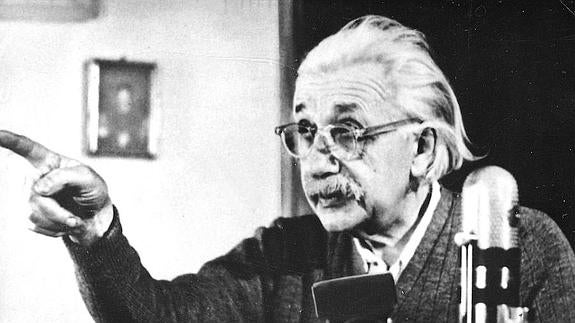 Albert Einstein pronuncia una conferencia en una universidad de Estados Unidos.