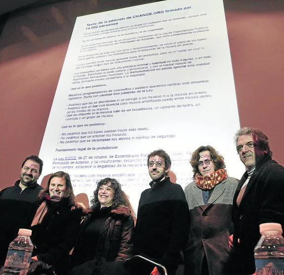 Por la izquierda, Frank Delgado, Mapi Quintana, Isabel Muñiz, Jorge Otero, Nacho Vegas y Toli Morilla, ayer, en el Antiguo Instituto de Gijón. Tras ellos, la petición que ha conseguido reunir más de 14.300 firmas. 