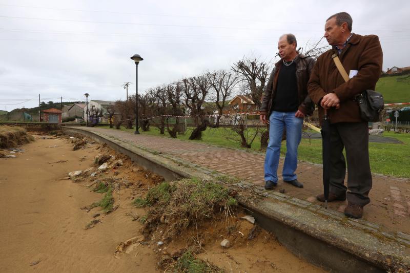 Francisco Muñiz y Amado González, ayer junto a la zanja abierta a modo de aliviadero, cubierto parcialmente de nuevo de arena