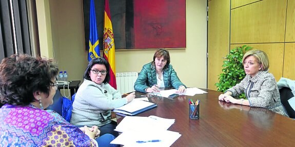 La reunión mantenida ayer con Pilar Varela en Oviedo. :: ALEX PIÑA