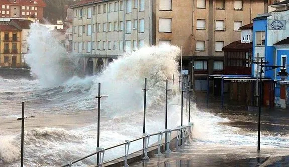 Una de las últimas fuertes marejadas en la fachada marítima del paseo de La Ribera. 