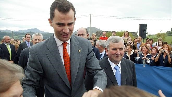 Javier Parajón, a la derecha, junto al por entonces Príncipe Felipe en la visita a Sariego como Pueblo Ejemplar 2006. 