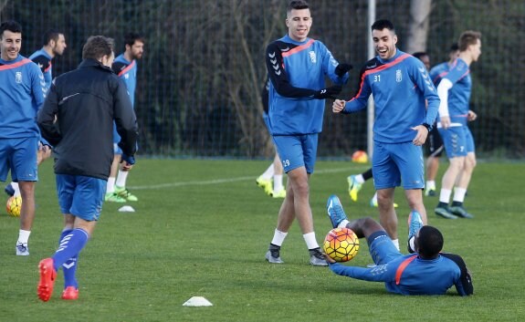 Cristian Rivera y Diegui Johannesson, a la derecha, bromean con Omgba, en el suelo, en el entrenamiento de ayer. 