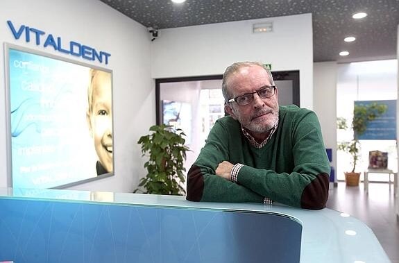 Fernando García, que tiene en Oviedo dos de las siete franquicias de Vitaldent en Asturias, ayer, en una de sus clínicas. 