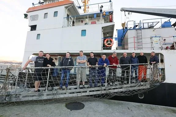 Los tripulantes del buque posaron ayer para LA VOZ DE AVILÉS después de conocer la noticia del cobro de sus salarios pendientes.