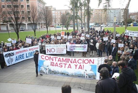 Asistentes a la protesta convocada ayer por la Plataforma Contra la Contaminación Ambiental de Xixón para exigir medidas contra la contaminación atmosférica. 