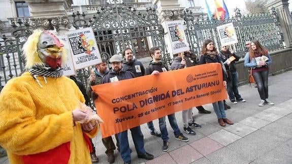 Protesta ante la Junta General.