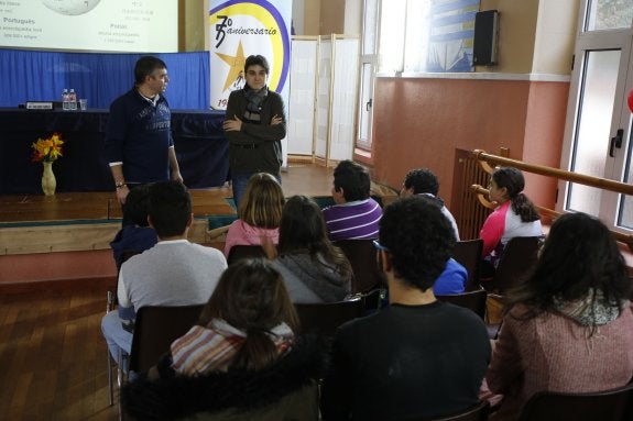 Jorge Sierra, a la derecha, en su encuentro con alumnos del colegio de La Salle en Ciaño. 