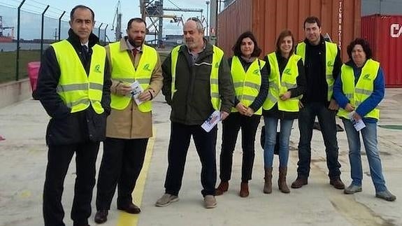 Miguel Vallina y Pablo Crabiffosse (El Musel), José Luis Rodríguez (Plataforma), Mónica González (El Musel), Sonia Souto (Plataforma) y Javier Junquera e Inés Prada (Equo), en la terminal Green Port. 