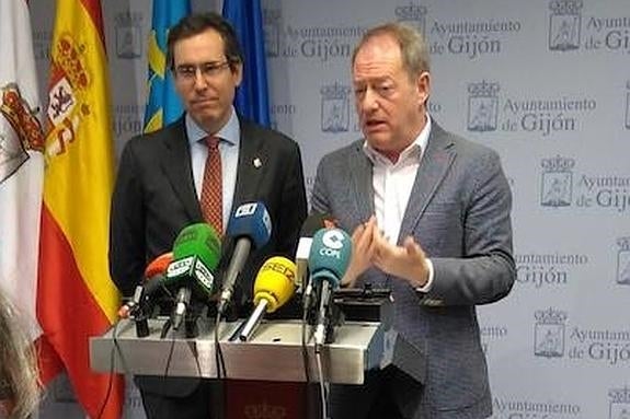 Fernando Couto y Aurelio Martín, esta mañana, en la sala de prensa del Ayuntamiento de Gijón.