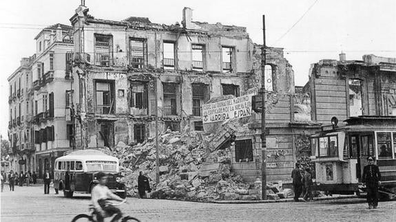 La zona del paseo de Begoña, destruida tras la guerra civil, con una pancarta en la que puede leerse: «Sobre las ruinas del marxismo edificaremos la nueva España. ¡Arriba España!)». La foto fue tomada por el fotógrafo nazi Victor Horn. 