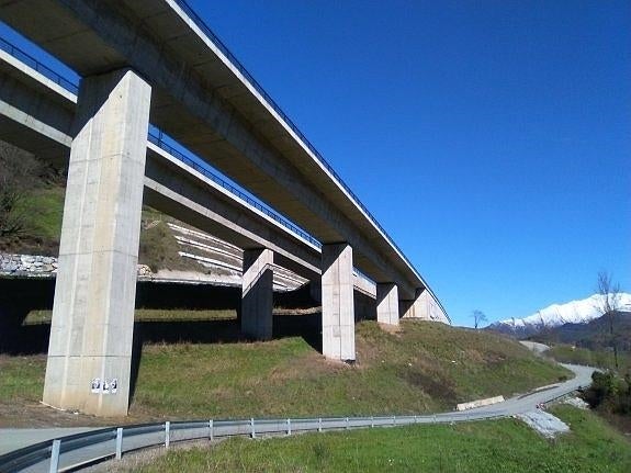Obra de la variante ferroviaria de Pajares entre las localidades de Tiós y Campomanes, en el concejo de Lena.