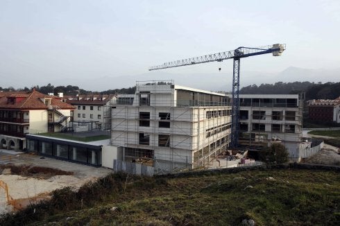 Fase de las obras de ampliación del hotel Kaype que quedó parada por orden judicial y que se encuentra pendiente de derribo. 