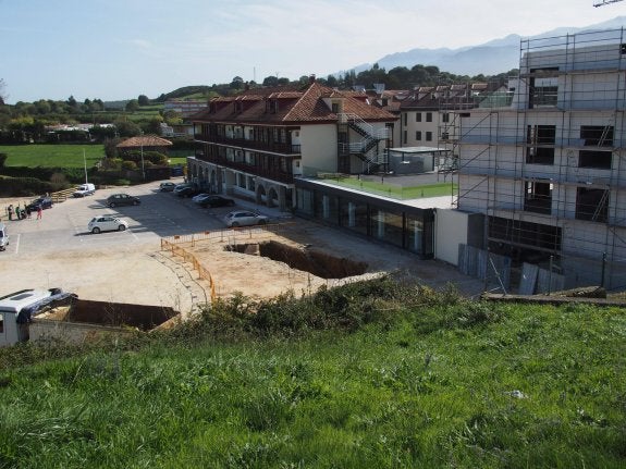 Imagen de archivo de octubre de 2014, momento en el que se paralizaron las obras de ampliación y mejora del hotel Kaype, emplazado a pie de playa en Barro. 