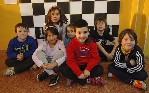 Tomás, Valentina, Noa, Carmela, Gonzalo, Lucas y Hugo, ante el tablero que han construido.