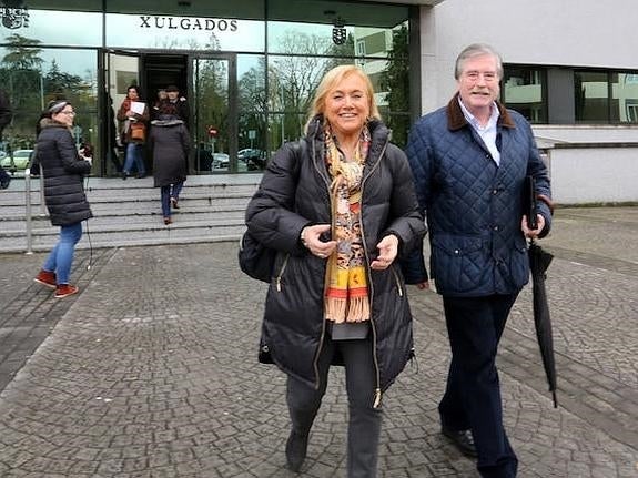 Mercedes Fernández, y su marido, Luis Francés, a la salida de los juzgados de Lugo. 