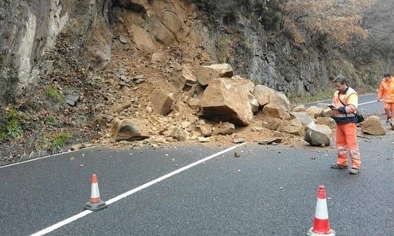 Operarios del servicio de carreteras evalúan los daños del desprendimiento. 
