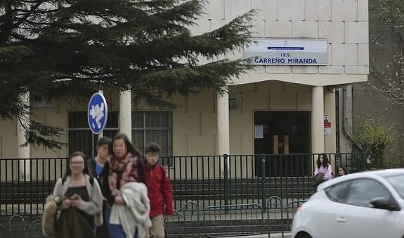 Algunos estudiantes del Instituto Carreño Miranda a la salida de clase. 