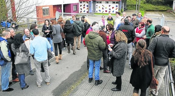 Concentración, ayer, frente al colegio de Murias. 