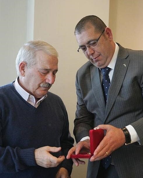 José Ángel Fernández Villa, en una imagen datada en 2010, recibiendo la medalla del Montepío de la Minería de manos de José Antonio Postigo. 
