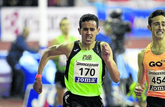 El atleta marroquí Ayoub Mokhtar supera al asturiano Carlos Alonso en los 3000 metros. 