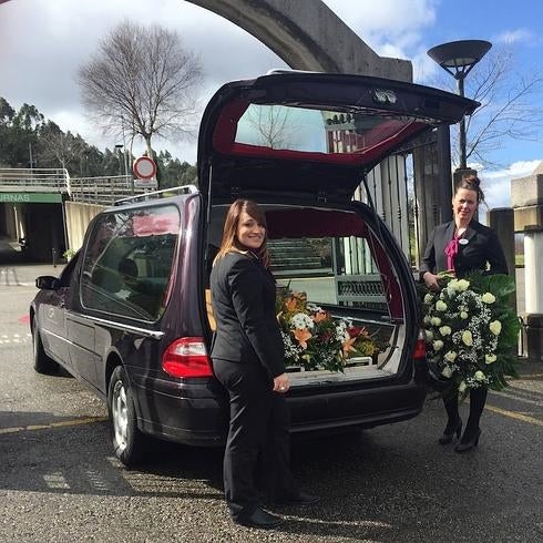 Verónica González y Paula Coella, las primeras conductoras de vehículos funerarios de Asturias.