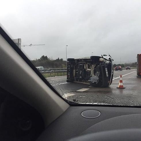 Una furgoneta implicada en el accidente, volcada en la autopista