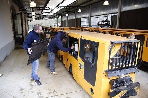 Operarios del Ecomuseo, ayer, revisando el tren minero antes del inicio de la temporada. 